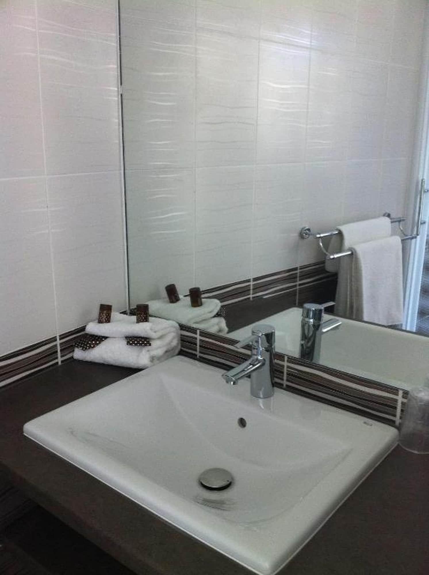 Brit Hotel Confort Le Revest Sainte-Maxime Dış mekan fotoğraf