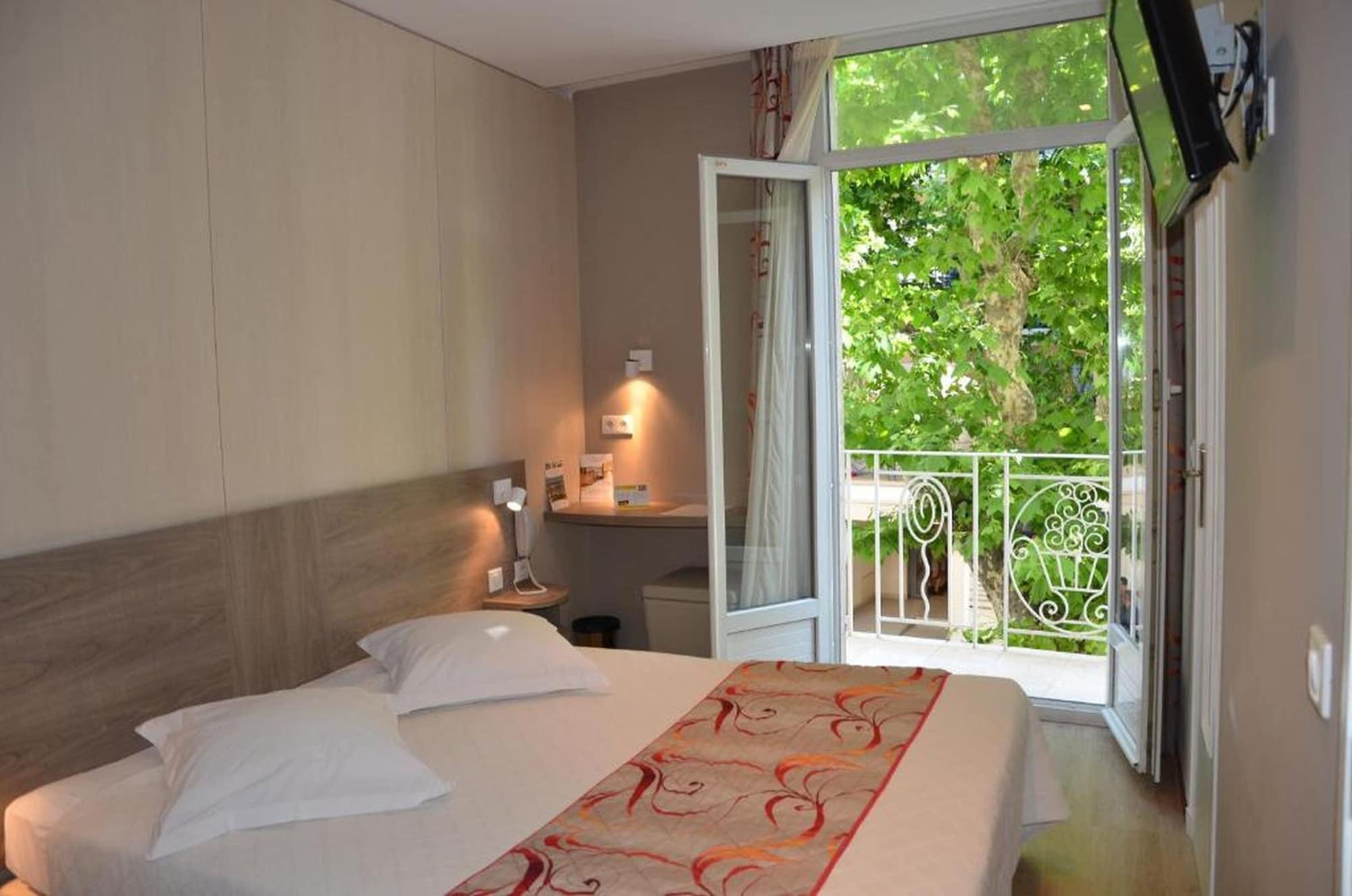 Brit Hotel Confort Le Revest Sainte-Maxime Dış mekan fotoğraf
