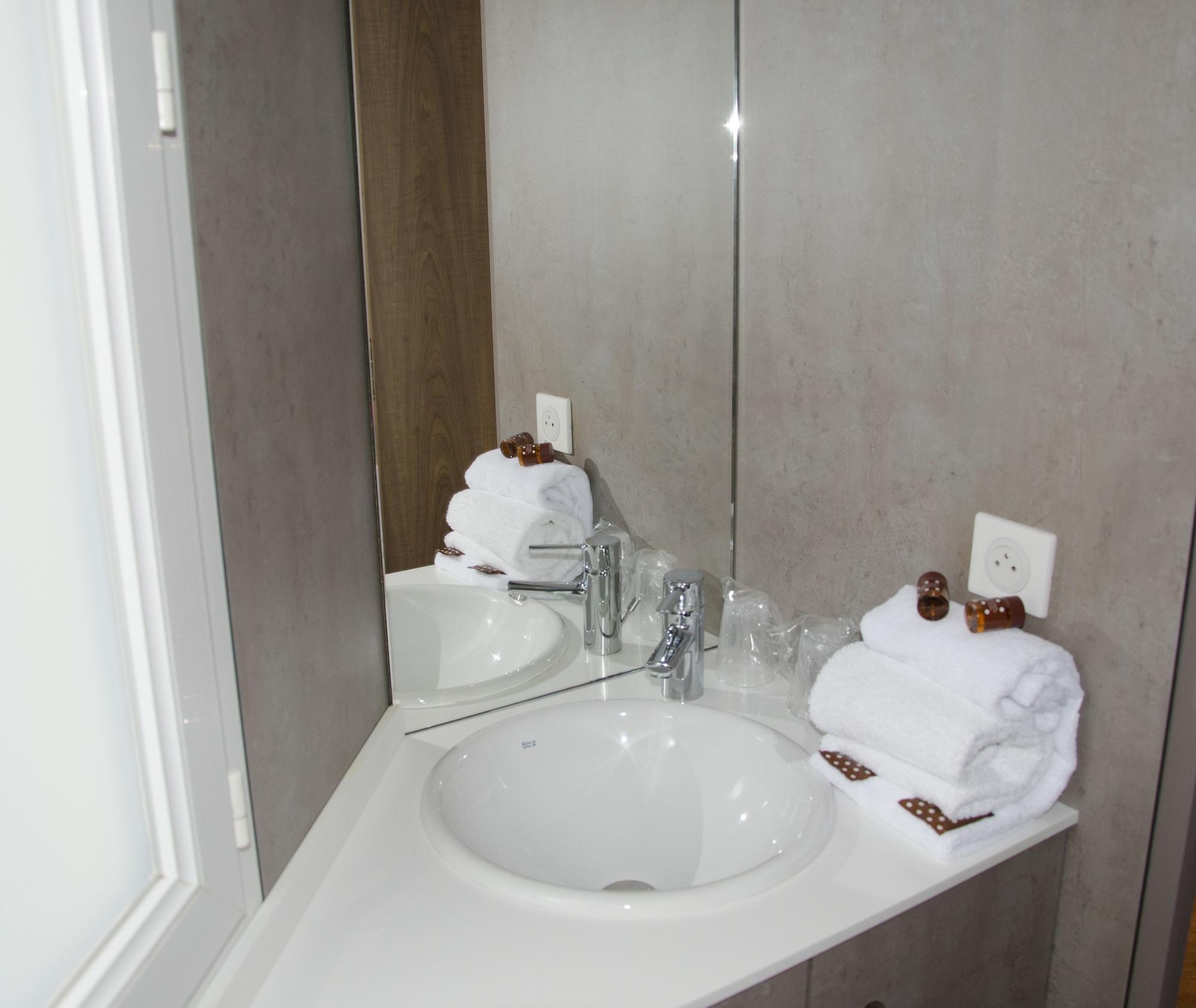 Brit Hotel Confort Le Revest Sainte-Maxime Dış mekan fotoğraf