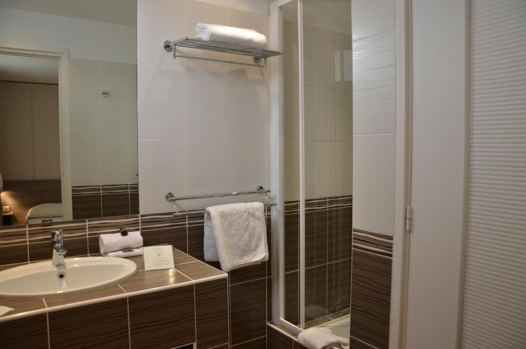 Brit Hotel Confort Le Revest Sainte-Maxime Dış mekan fotoğraf