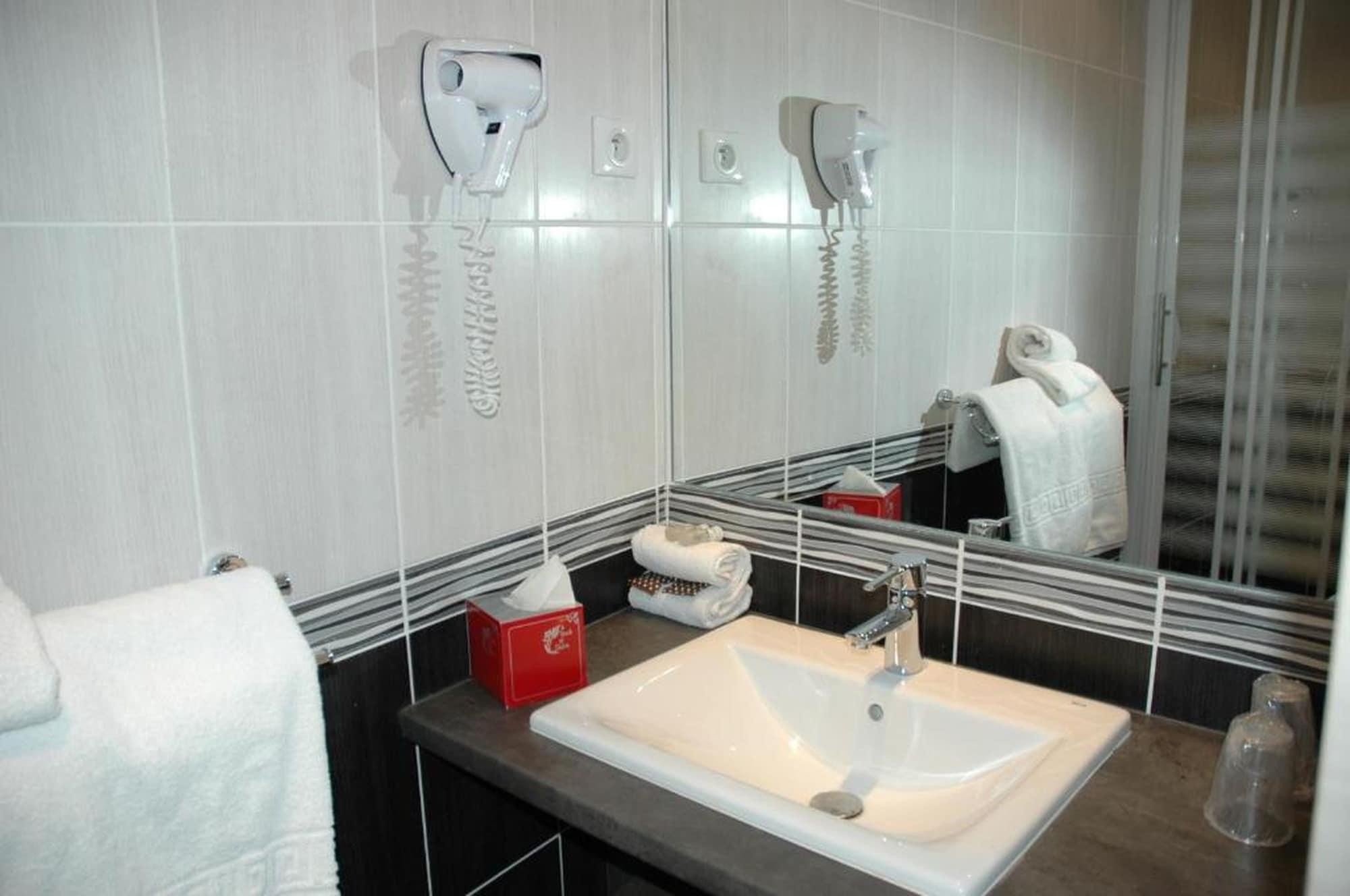 Brit Hotel Confort Le Revest Sainte-Maxime Dış mekan fotoğraf